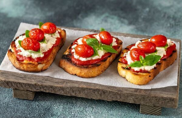 Así se prepara el delicioso tomate bruschetta