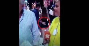 [VIDEO] ¡Escándalo! Graban a intendente metiendo mano a cronista