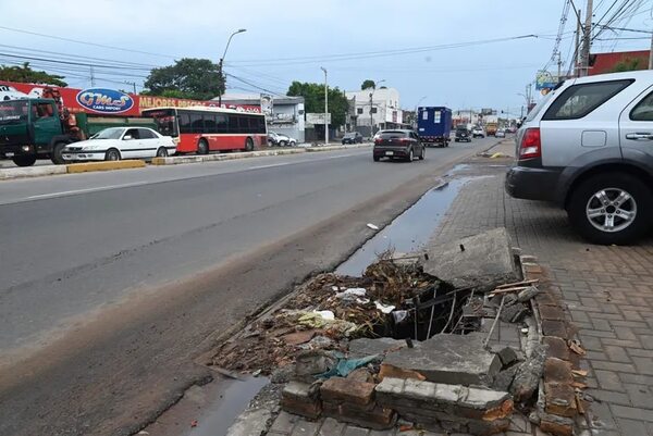 Piden que Fiscalía evite la extinción de la causa del fracasado metrobús - Economía - ABC Color
