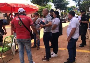 Nuevamente tratan de despejar vereda ocupada por cambistas  - ABC en el Este - ABC Color