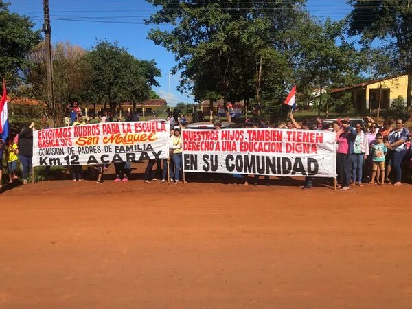 Protestan en reclamo de rubros en escuela de Ciudad del Este - ABC en el Este - ABC Color