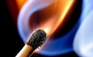 Rocían y prenden fuego a una mujer tras una discusión