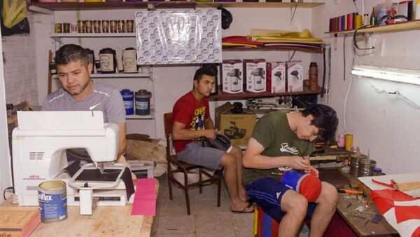 Estando tras rejas, interno crea marca de marroquinería