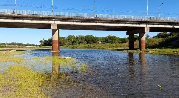 Técnicos del MOPC revisaran grietas en los pilotes del puente sobre el arroyo Ñeembucú - Nacionales - ABC Color