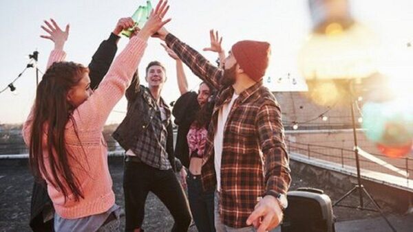Los solteros también festejan su día en compañía de amigos
