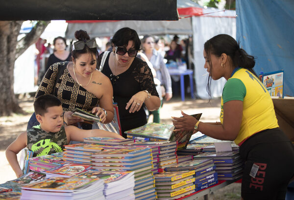 A la caza de material escolar en la Feria del Libro de La Habana - MarketData