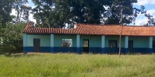 San Pedro: se desploma techo de un aula y toda la escuela queda en peligro de derrumbe