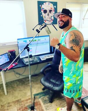 Cantante de reguetón en medio de escándalo por foto ardiente ¡Muy fuerte!