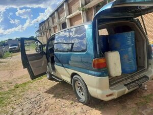Incautan casi 1.000 litros de combustible en Remanso - Policiales - ABC Color