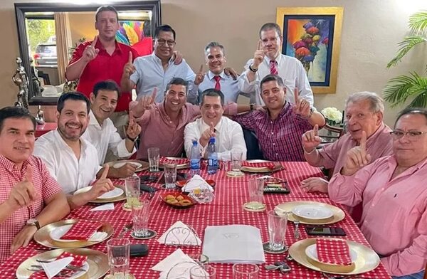 Santiago Peña vuelve a abrazarse con Horacio Cartes - Política - ABC Color