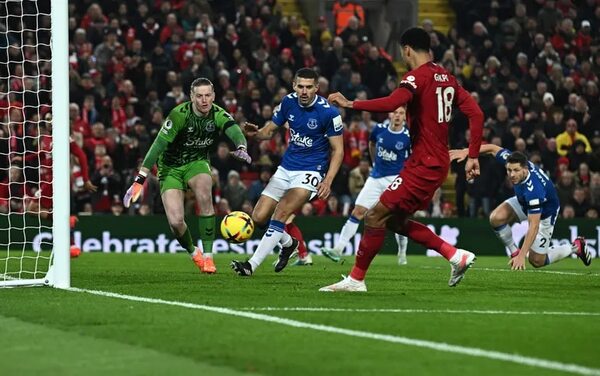Liverpool gana el derbi y logra su primera victoria del año en la Premier - Fútbol Internacional - ABC Color