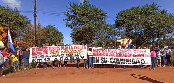 Con manifestación, pobladores consiguen rubros para docentes - La Clave
