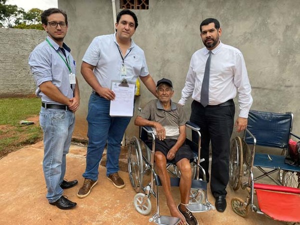 Fundación Tesãi entregó una nueva silla de ruedas a abuelito de 98 años | DIARIO PRIMERA PLANA