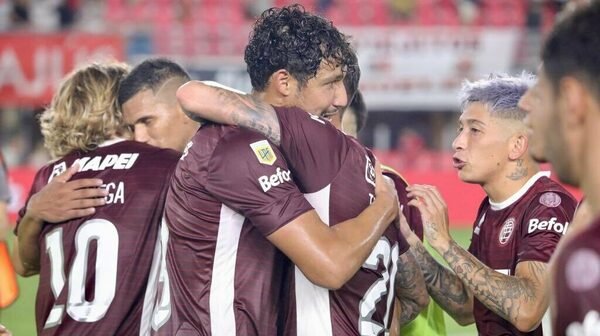 Versus / José Canale marca y Lanús es único líder en el fútbol argentino