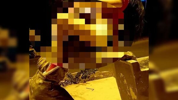 Buscan a mujer que hizo poses tie'y con estatuas de Pilar