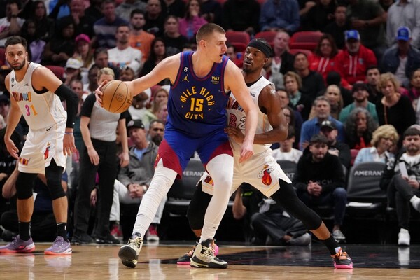 Diario HOY | Mitchell y Brunson coquetean con los 40 puntos y Jokic sigue a pura magia
