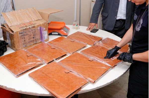 Intentaron enviar pasta base a Pakistán dentro de carpetas de cuero