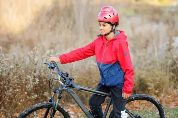 Mujer desarrolla un casco para niños de religión sij
