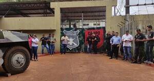 La Nación / Guardias de la Penitenciaría Regional de CDE se manifestaron contra atraso salarial