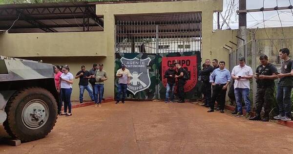 La Nación / Guardias de la Penitenciaría Regional de CDE se manifestaron contra atraso salarial