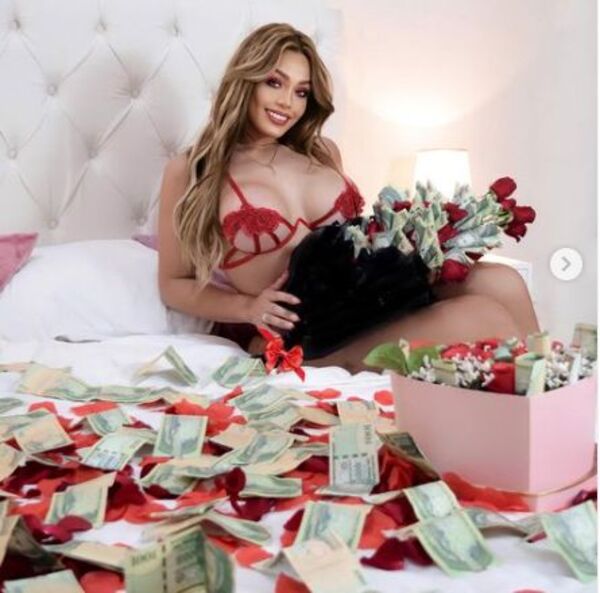 Diario HOY | Modelo se luce con sus “flores de billetes” por San Valentín: “Gracias A.A.”