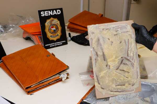 Interceptan pasta base que iba a ser enviada dentro de carpetas de cuero a Pakistán | 1000 Noticias