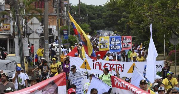 La Nación / Colombianos salen a las calles para respaldar reformas impulsadas por Petro