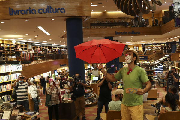 Una lectura colectiva contra el cierre de la librería más icónica de Brasil - MarketData