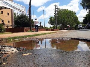Vecinos piden a aguatería que arregle caños que pasan frente al Palacio de San Lorenzo - Nacionales - ABC Color