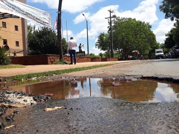 Vecinos piden a aguatería que arregle caños que pasan frente al Palacio de San Lorenzo - Nacionales - ABC Color