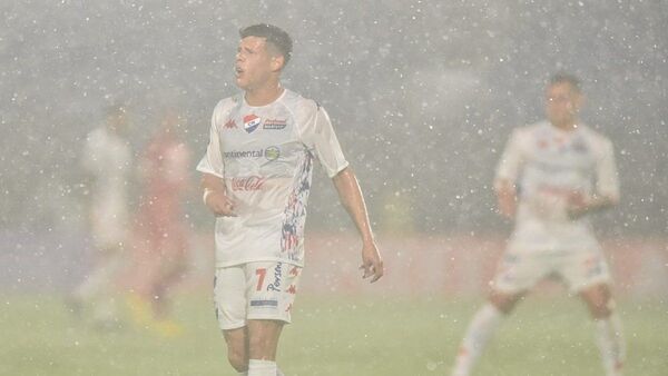 Nacional remonta en la agonía y navega a segunda fase