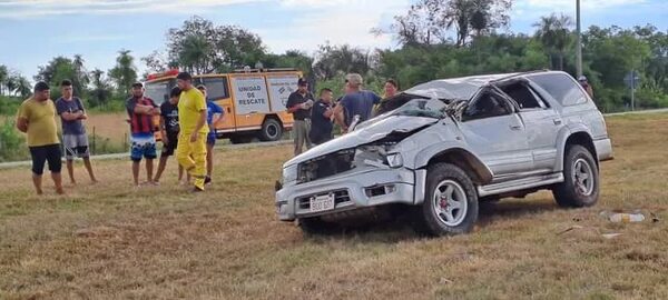 Vuelco de vehículo deja dos heridos en Quiindy - Policiales - ABC Color