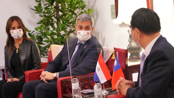 Presidente Abdo Benitez y empresarios del complejo cárnico llegan a Taiwán para una presentación de negocios