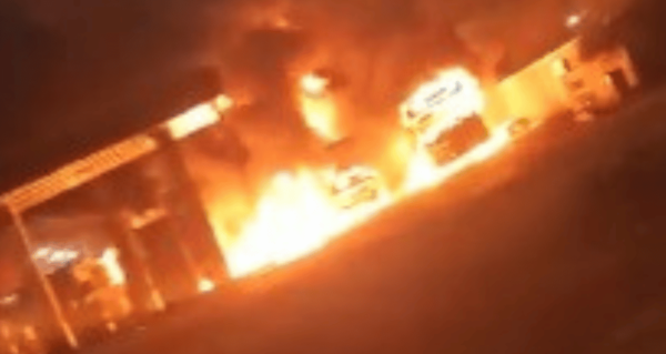 Reportan el incendio de varios buses de la empresa de transporte La Chaqueña - Noticiero Paraguay