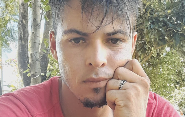 Buscan a hombre que apuñaló a su pareja en una plaza pública en CDE - Noticiero Paraguay