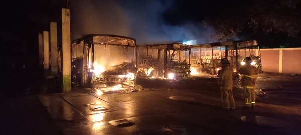 Cuatro buses se incendian en Benjamín Aceval | 1000 Noticias
