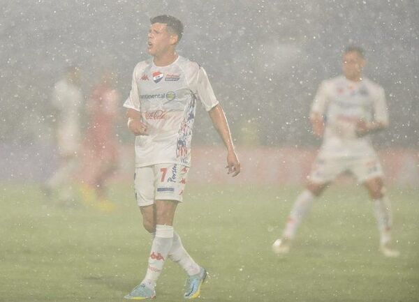 Nacional remonta en la agonía y navega a segunda fase
