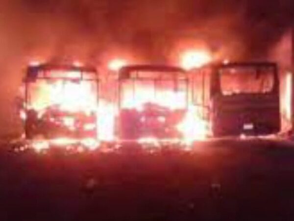 Incendio destruye tres unidades de la empresa La Chaqueña · Radio Monumental 1080 AM