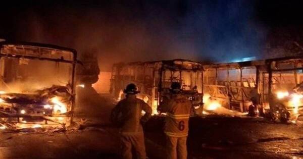 La Nación / Tres buses de La Chaqueña se incendiaron en su parada en Benjamín Aceval