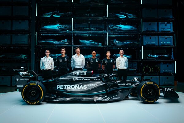 Versus / Mercedes vuelve al “black” con su W14