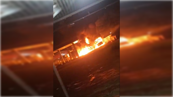 ¿Qué pasó? Incendio en parada mandó al mazo cinco colectivos