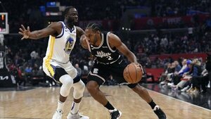 Kawhi Leonard arrolla a los Warriors