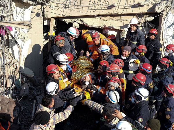 El milagroso rescate de una mujer de 70 años en Turquía: pasó 9 días atrapada entre los escombros | OnLivePy