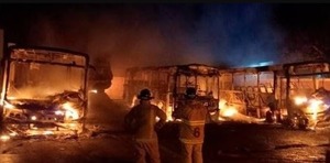 Cuatro ómnibus se incendiaron esta madrugada en Benjamín Aceval - ADN Digital