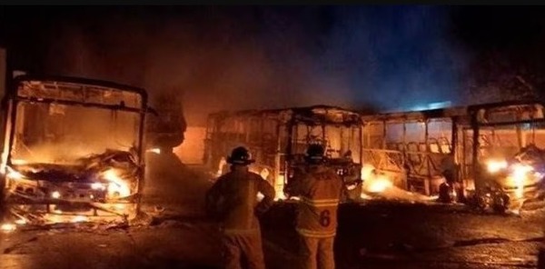 Cuatro ómnibus se incendiaron esta madrugada en Benjamín Aceval - ADN Digital