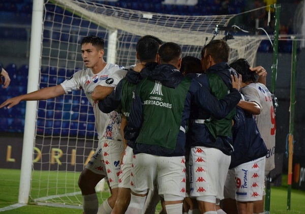 Nacional remonta y avanza en la Sudamericana