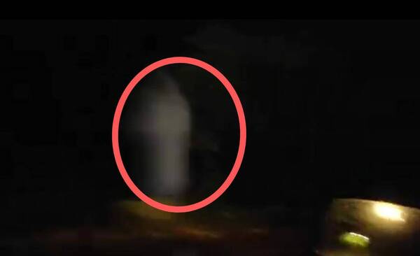 [VIDEO] La misteriosa figura blanca que aparece en el video de un Bolt