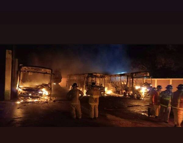 Buses chaqueños quedaron calcinados luego de un voraz incendio