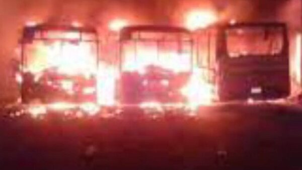 Tres buses de la Línea 5 se incendian en su parada de Benjamín Aceval
