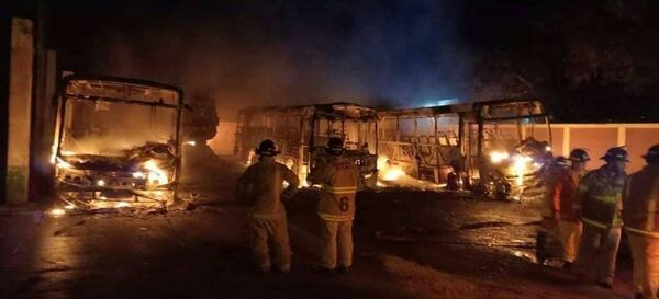 Incendio de cinco buses de la empresa La Chaqueña - La Clave